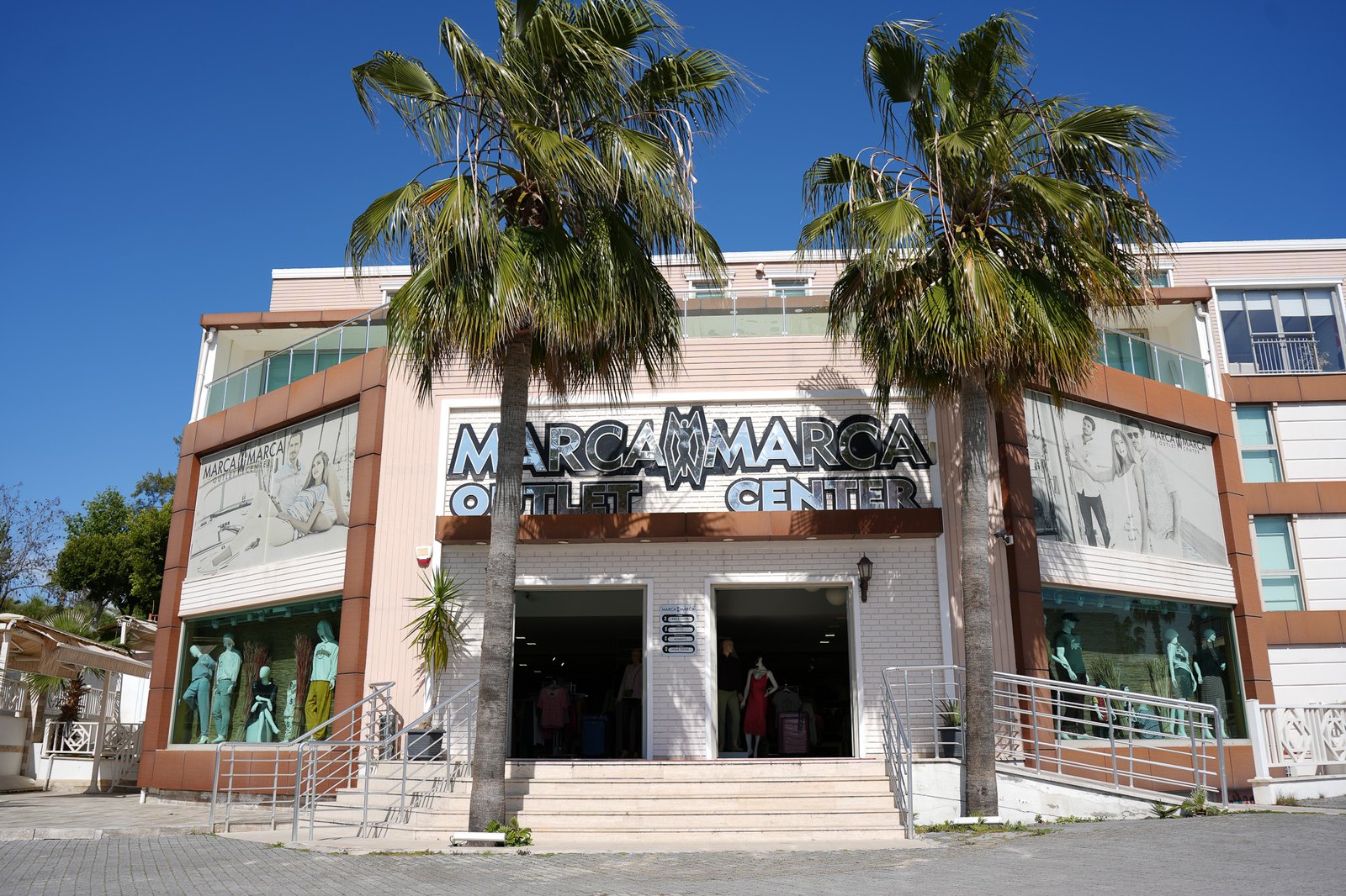 Das Geschäft Marca Marca Outlet Center mit Palmen in Side